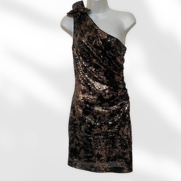 Badgley Mischka Dresses & Skirts - One Shoulder Black and Gold Sequin Dress Badgely Mischka